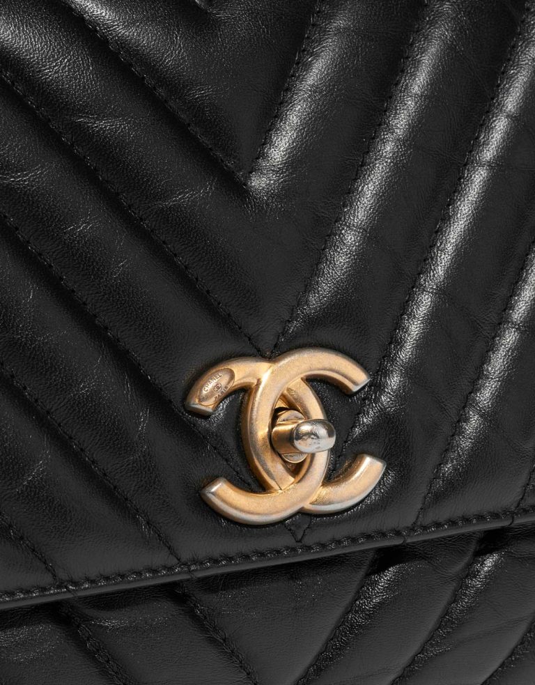 Pre-owned Chanel bag Timeless Handle Medium Lamb Black Black Closing System | Sell your designer bag on Saclab.com