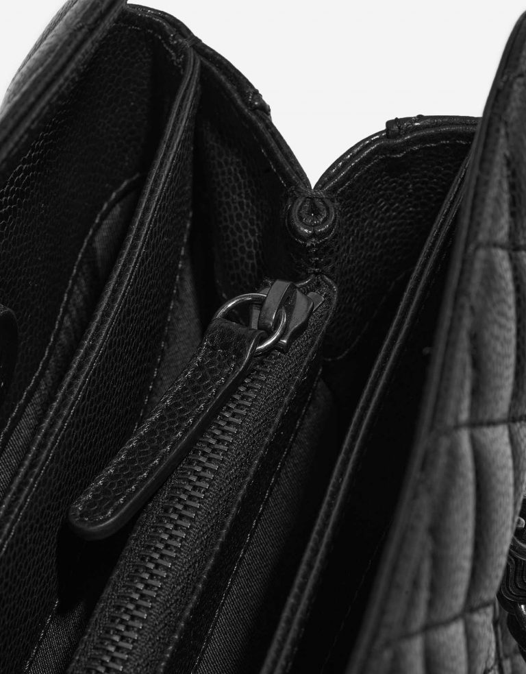 Pre-owned Chanel bag Shopping Tote GST Caviar Black Black Closing System | Sell your designer bag on Saclab.com