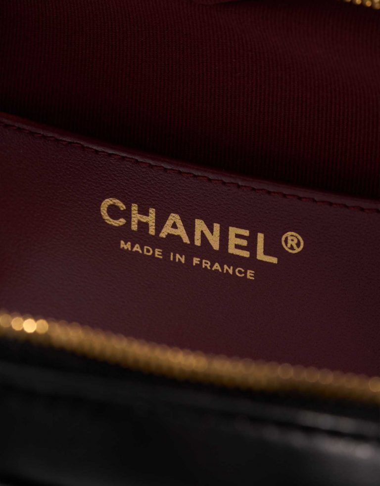 Pre-owned Chanel bag TimelessHeart Medium Black Logo| Sell your designer bag on Saclab.com