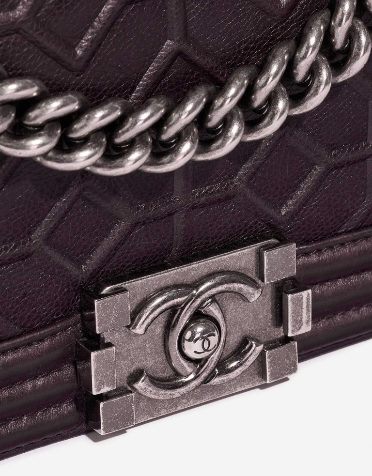 Pre-owned Chanel bag Boy Old Medium Calf Aubergine Violet Closing System | Sell your designer bag on Saclab.com