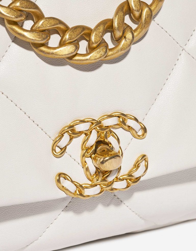 Chanel 19 FlapBag Cream Closing System  | Sell your designer bag on Saclab.com