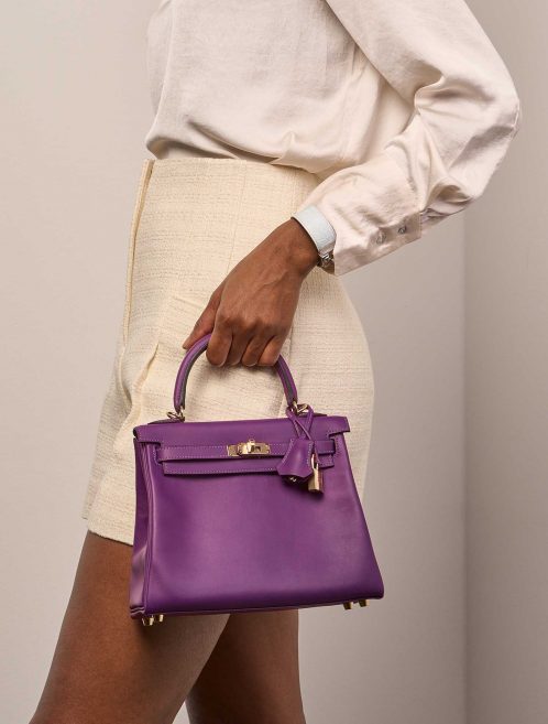Hermès Kelly 25 Anemone Sizes Worn | Sell your designer bag on Saclab.com