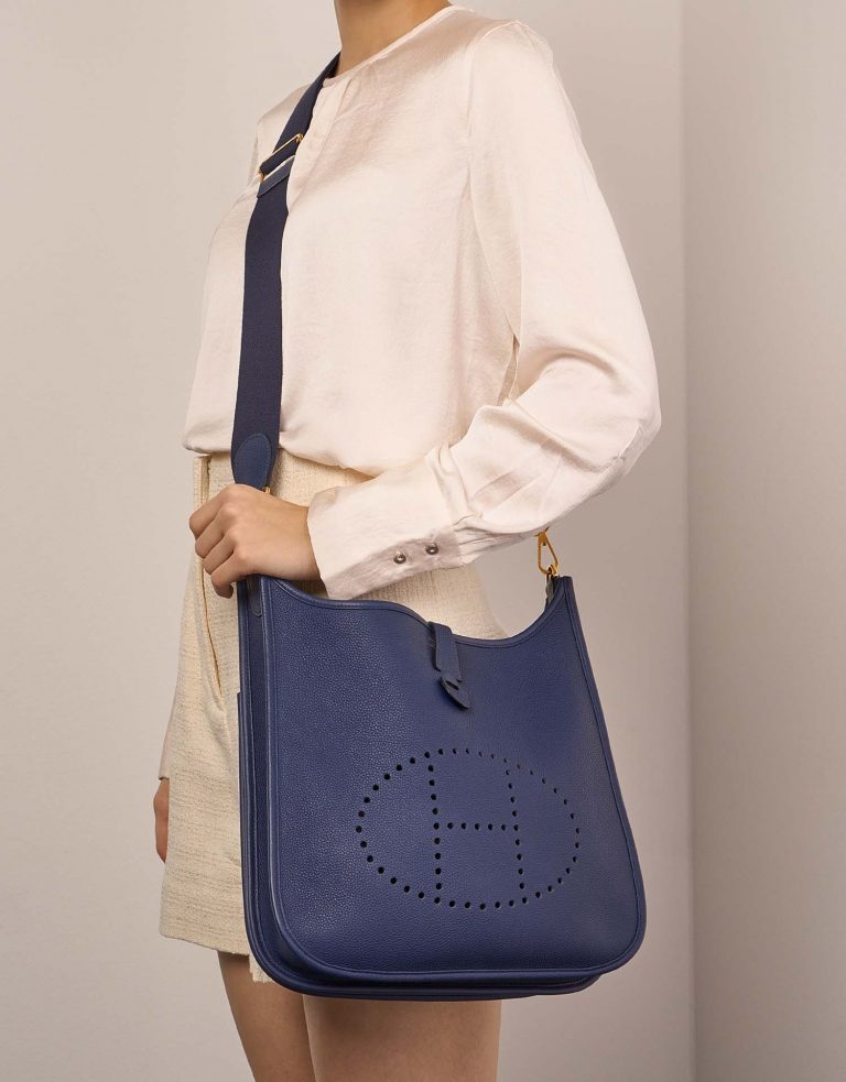 Hermès Evelyne 29 BleuSapphire Sizes Worn | Sell your designer bag on Saclab.com