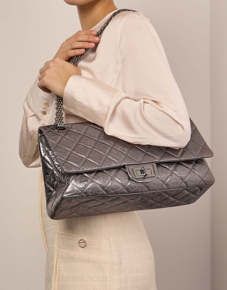Chanel 255Reissue 228 Silver Sizes Worn | Sell your designer bag on Saclab.com