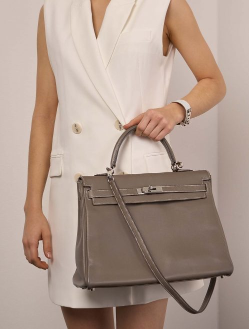 Hermès Kelly 35 Etoupe Sizes Worn | Sell your designer bag on Saclab.com
