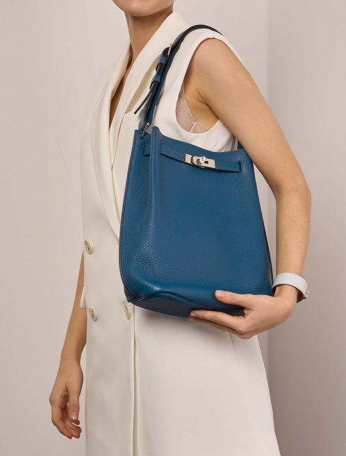 Hermès SoKelly 26 Cobalt Sizes Worn | Sell your designer bag on Saclab.com