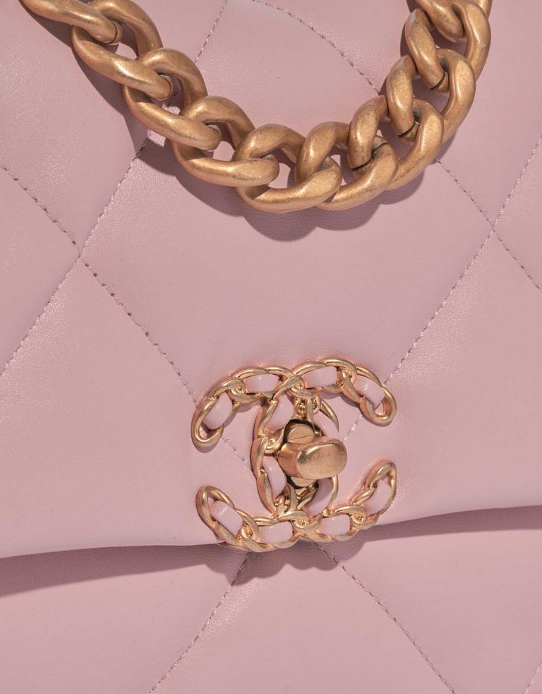 Chanel 19 FlapBag LightRose Closing System  | Sell your designer bag on Saclab.com
