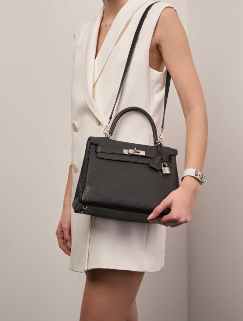 Hermès Kelly 28 Black on Model | Sell your designer bag on Saclab.com