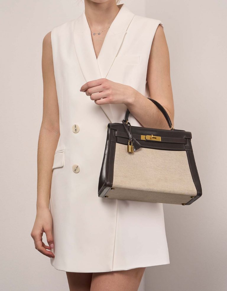 Hermès KellyToile 28 Ecru-Chocolate Sizes Worn | Sell your designer bag on Saclab.com