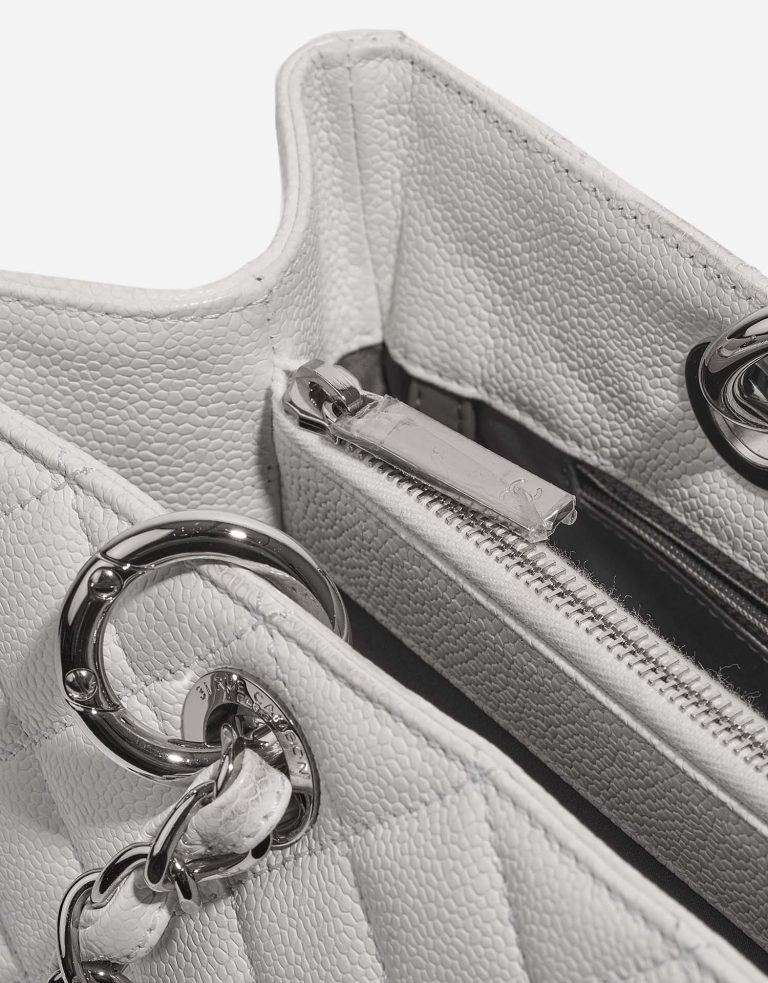 Pre-owned Chanel bag Shopping Tote GST Caviar White White | Sell your designer bag on Saclab.com
