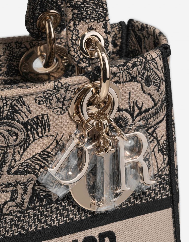 Dior Lady Medium Beige-Black Closing System  | Sell your designer bag on Saclab.com