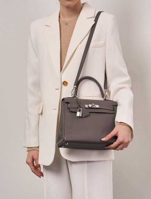 Hermès Kelly 28 Etain Sizes Worn | Sell your designer bag on Saclab.com