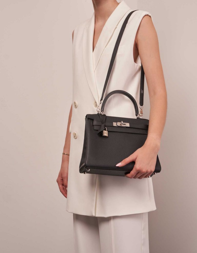 Hermès Kelly 28 Black Sizes Worn | Sell your designer bag on Saclab.com