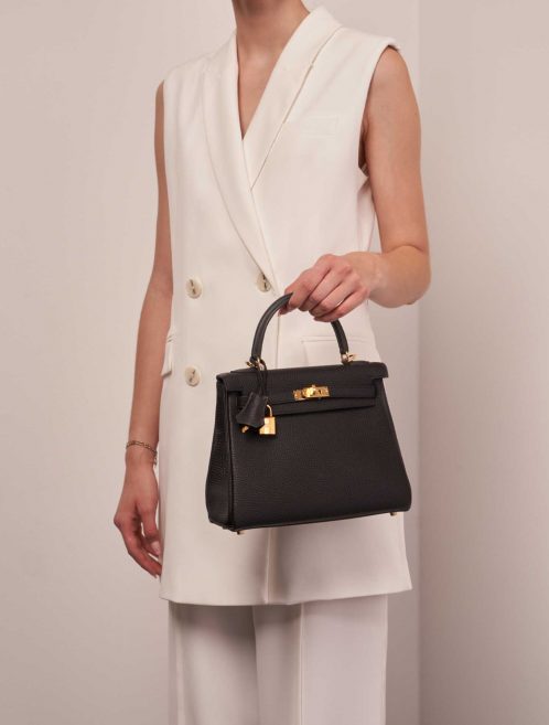 Hermès Kelly 25 Black Sizes Worn | Sell your designer bag on Saclab.com