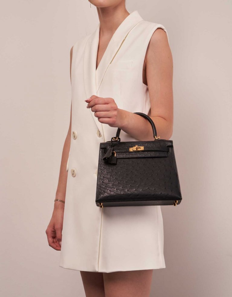 Hermès Kelly 25 Black Sizes Worn | Sell your designer bag on Saclab.com