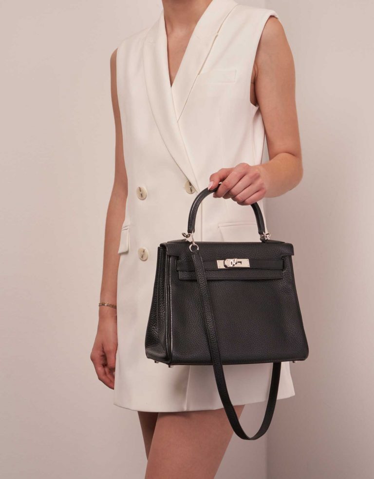 Hermès Kelly 28 Black Sizes Worn | Sell your designer bag on Saclab.com