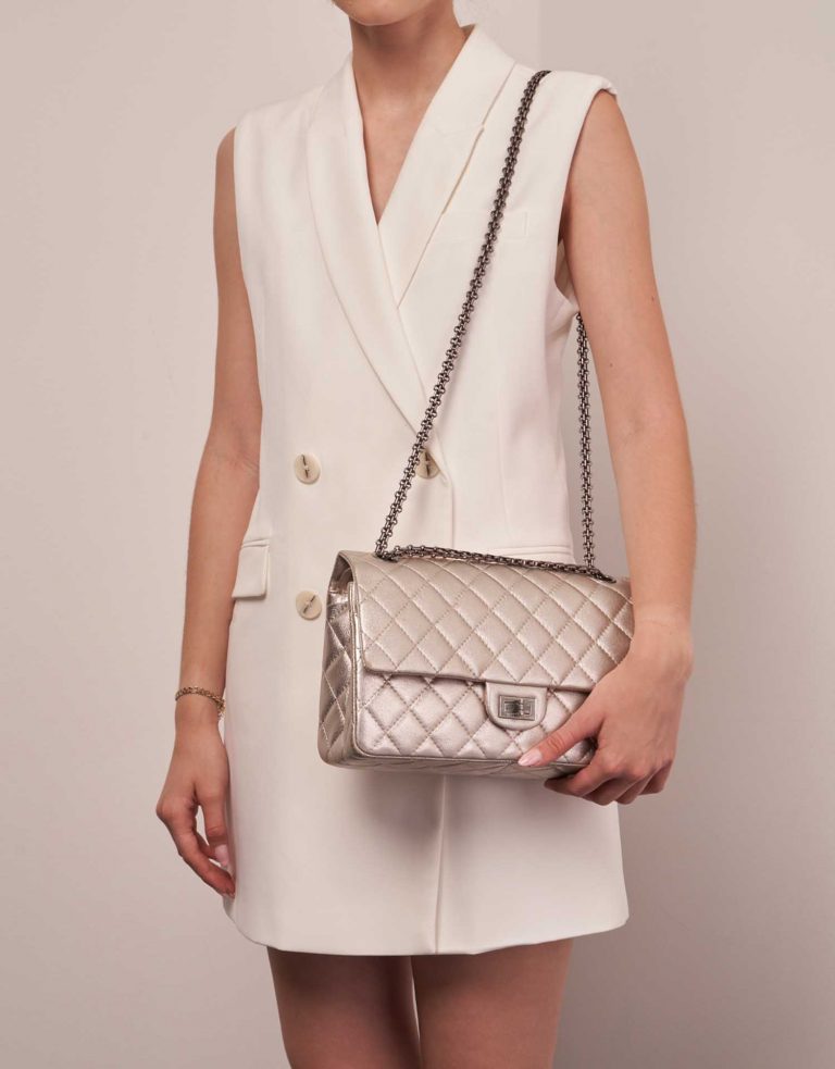 Chanel 255Reissue 226 ShinyChampagne Sizes Worn | Sell your designer bag on Saclab.com