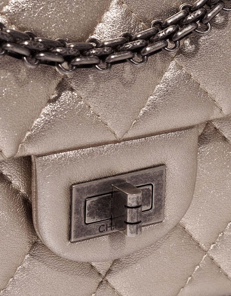 Chanel 255Reissue 226 ShinyChampagne Closing System  | Sell your designer bag on Saclab.com