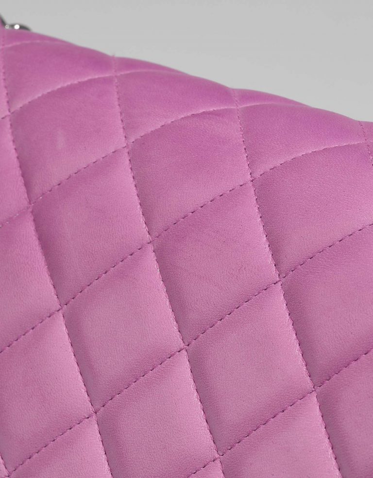 Chanel Timeless Jumbo Violet signs of wear| Sell your designer bag on Saclab.com