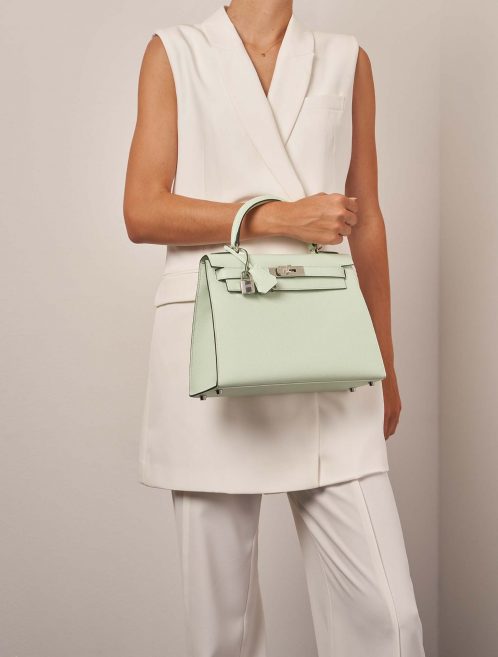 Hermès Kelly 28 VertFizz Sizes Worn | Sell your designer bag on Saclab.com