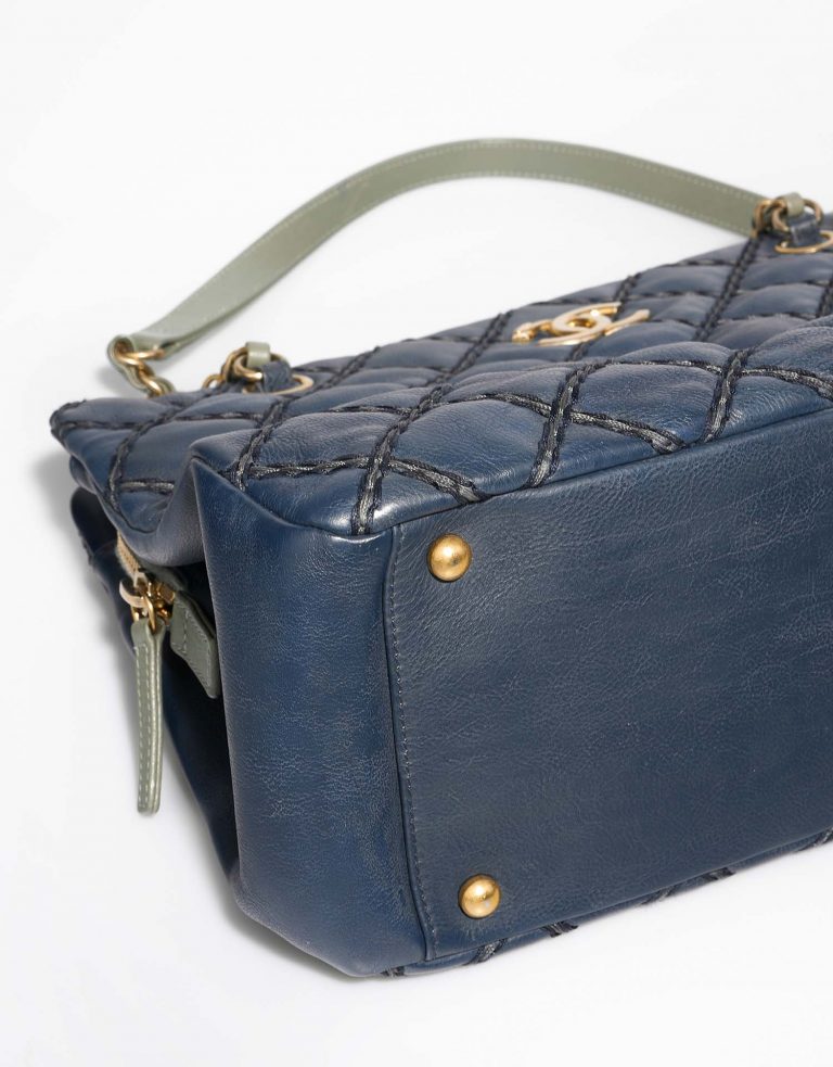 Chanel Shopping Tote Navy signs of wear | Sell your designer bag on Saclab.com