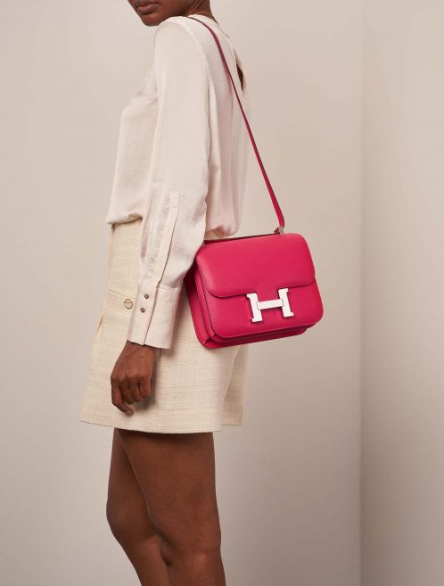 Hermès Constance 24 RoseExtreme Sizes Worn | Sell your designer bag on Saclab.com
