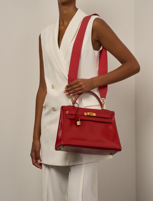 Hermès Kelly 32 RougeCasaque Sizes Worn | Sell your designer bag on Saclab.com