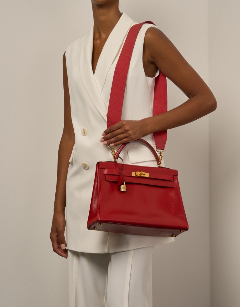 Hermès Kelly 32 RougeCasaque Sizes Worn | Sell your designer bag on Saclab.com