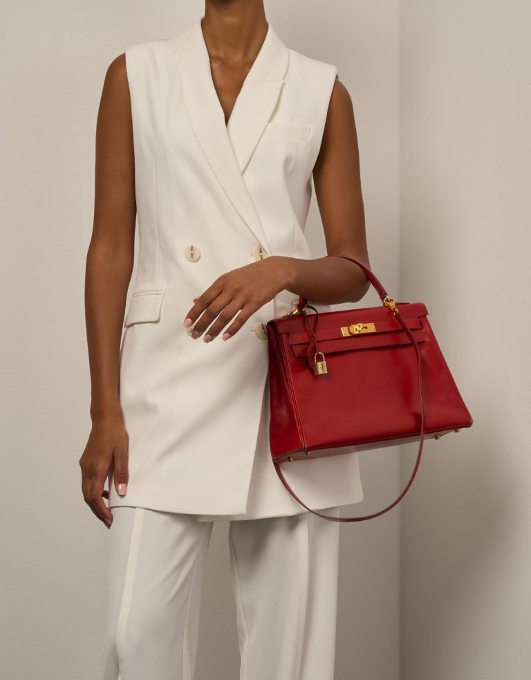 Hermès Kelly 32 RougeCasaque Sizes Worn| Sell your designer bag on Saclab.com