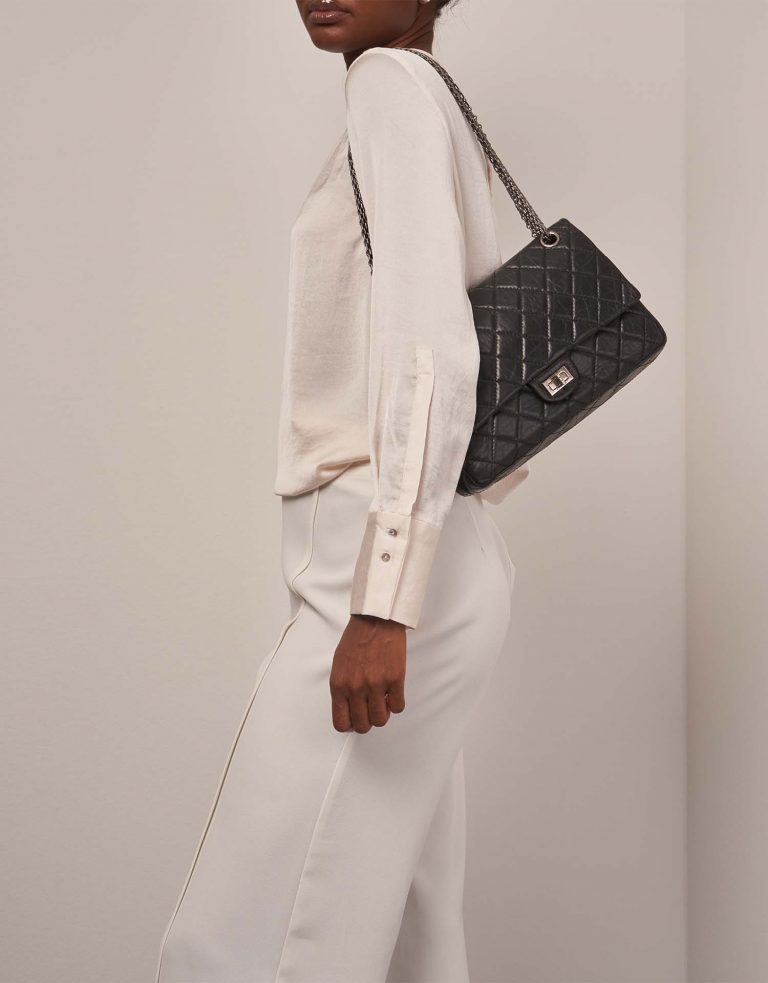 Chanel 255 226 Black on Model 1 | Sell your designer bag on Saclab.com