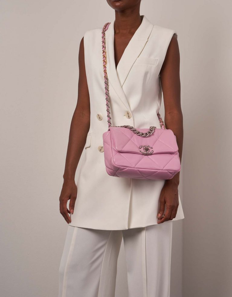 Chanel 19 Flapbag Pink on Model | Sell your designer bag on Saclab.com