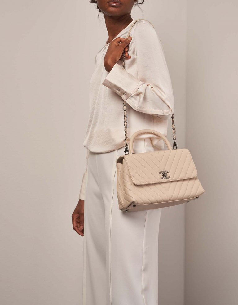 Chanel TimelessHandle Medium Beige on Model | Sell your designer bag on Saclab.com