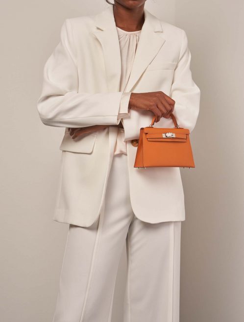 Hermès Kelly Mini Orange on Model | Sell your designer bag on Saclab.com