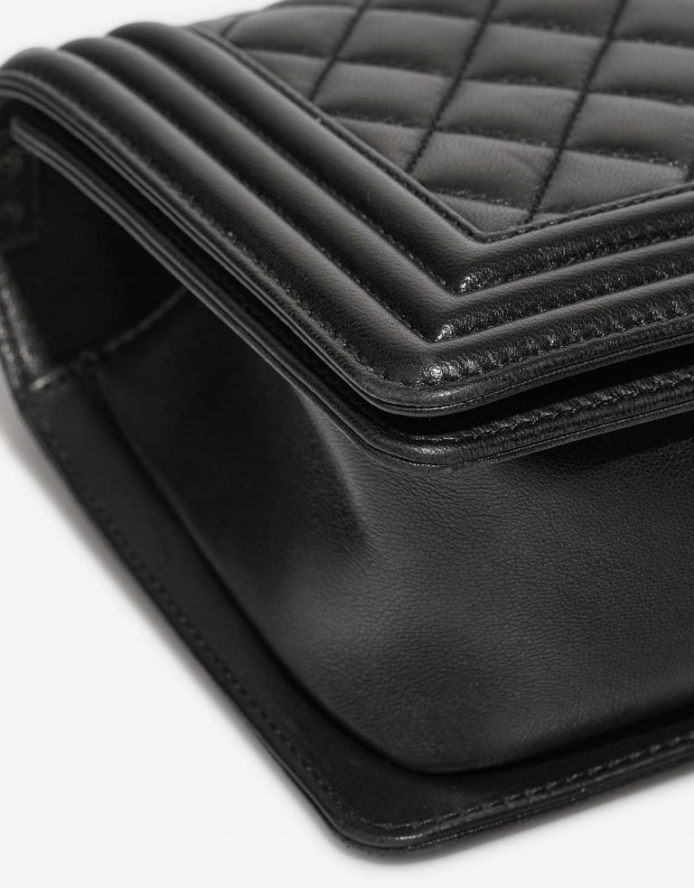 Chanel Boy OldMedium Black signs of wear| Sell your designer bag on Saclab.com