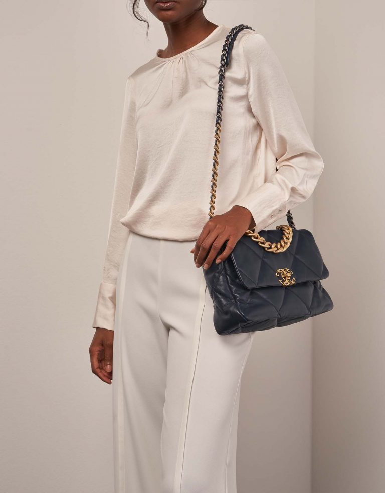 Chanel 19 Large Navy on Model | Sell your designer bag on Saclab.com