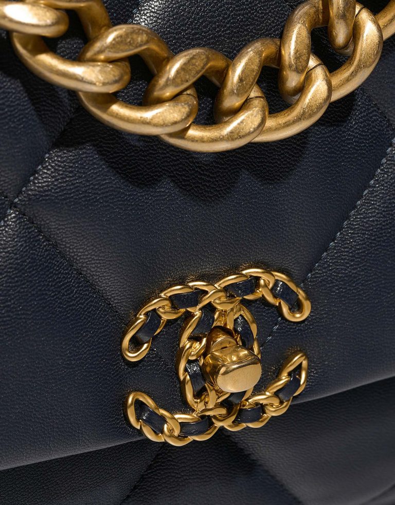 Chanel 19 Large Navy Closing System  | Sell your designer bag on Saclab.com