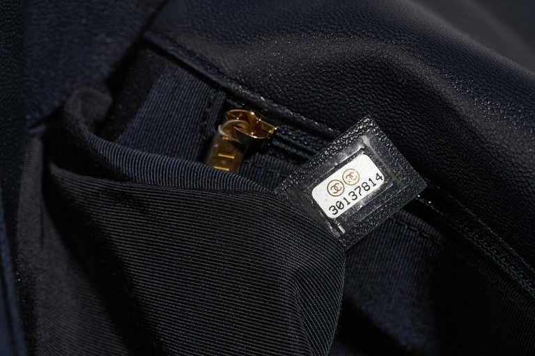 Chanel 19 Large Navy D6 | Sell your designer bag on Saclab.com
