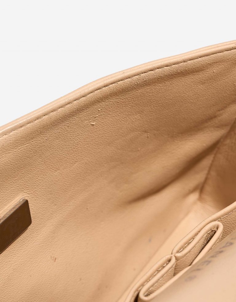 Chanel Timeless Medium Beige signs of wear| Sell your designer bag on Saclab.com