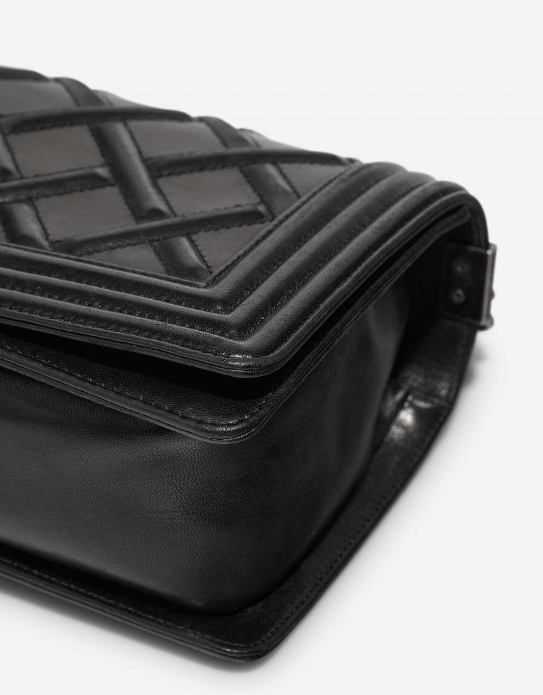 Chanel Boy OldMedium Black signs of wear| Sell your designer bag on Saclab.com