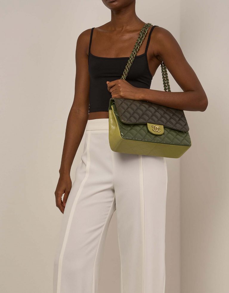Chanel Timeless Jumbo Green on Model | Sell your designer bag on Saclab.com