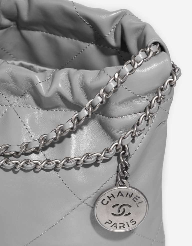 Chanel 22 Mini GrisClair Closing System  | Sell your designer bag on Saclab.com
