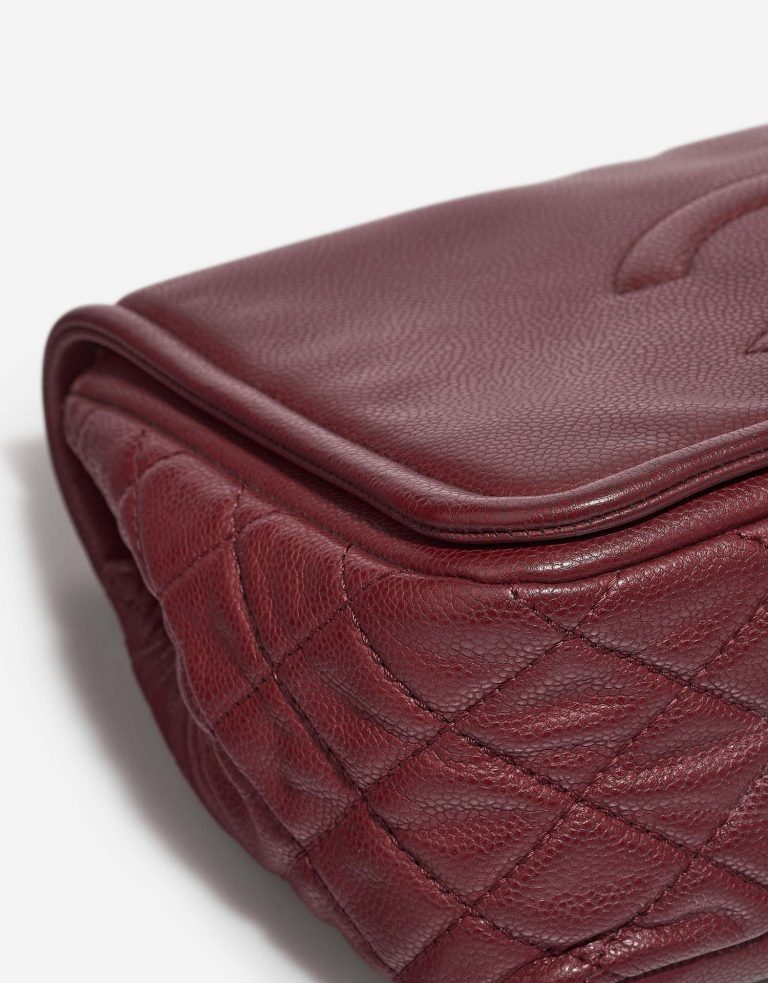 Chanel FlapBag Large Bordeaux signs of wear| Sell your designer bag on Saclab.com