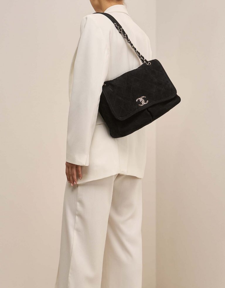 Chanel Timeless Jumbo Black on Model | Sell your designer bag on Saclab.com