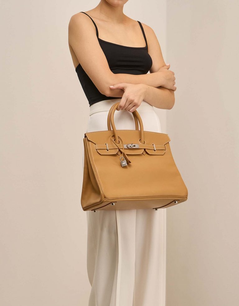 Hermès Birkin 35 Naturel on Model | Sell your designer bag on Saclab.com