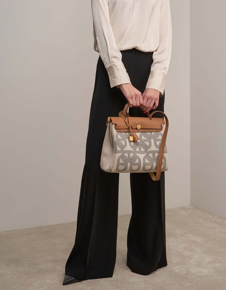 Hermès Herbag 31 GrisMeyer-Ecru-Beige-Nature on Model | Sell your designer bag on Saclab.com