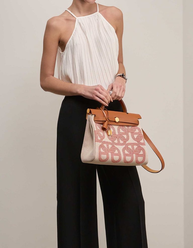 Hermès Herbag 31 OrangeMecano-EcruBeige-Naturel on Model | Sell your designer bag on Saclab.com