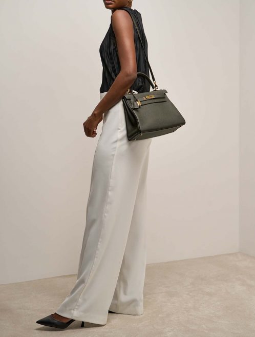 Hermès Kelly 28 VertDeGris on Model | Sell your designer bag on Saclab.com