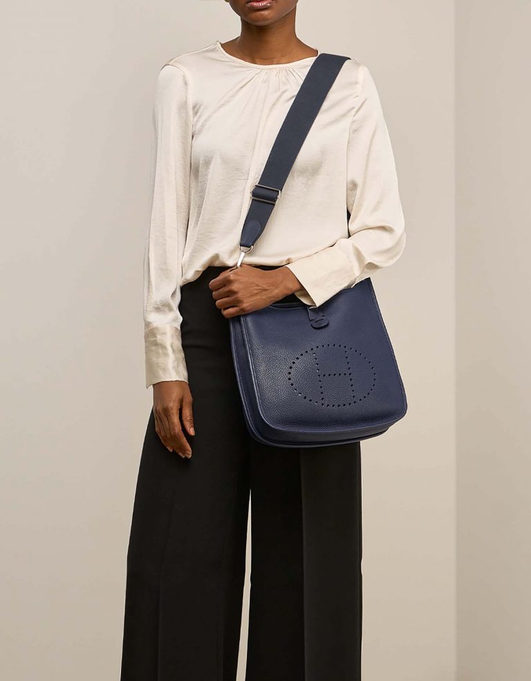 Hermès Evelyne 29 BleuSaphir on Model | Sell your designer bag on Saclab.com