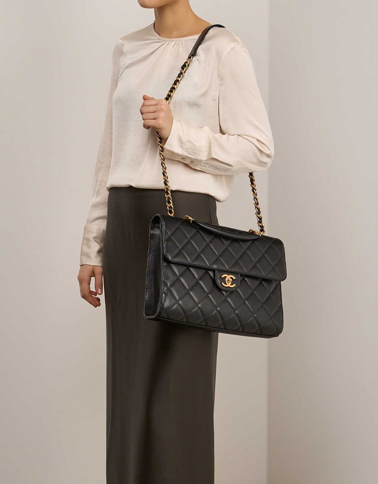 Chanel BusinessBag Maxi Black on Model | Sell your designer bag on Saclab.com