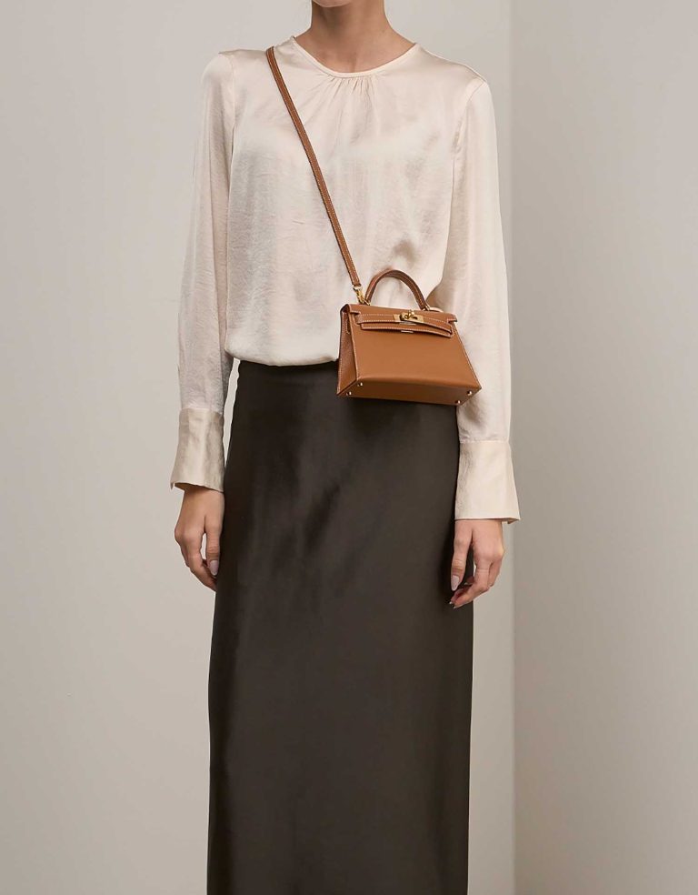 Hermès Kelly Mini Epsom Gold on Model | Sell your designer bag